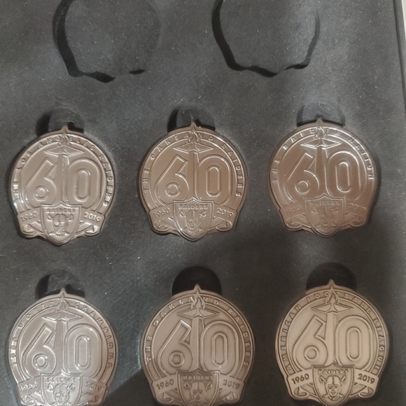 2019 Oakland Raiders 60th Anniversary Commemorative Coin and Sports Patch x 1. - Picture 7 of 9
